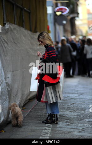 Mailand, Elena Barolo gehen mit Ihrem Hund Elena Barolo überrascht zu Fuß durch die Straßen der Innenstadt mit seiner 'Spielzeug' Wisky. Hier ist sie in der Via della Spiga, während sie nach Hause zurückkehrt. Stockfoto