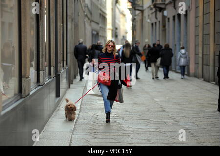 Mailand, Elena Barolo gehen mit Ihrem Hund Elena Barolo überrascht zu Fuß durch die Straßen der Innenstadt mit seiner 'Spielzeug' Wisky. Hier ist sie in der Via della Spiga, während sie nach Hause zurückkehrt. Stockfoto