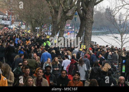 London, Großbritannien. 24. März 2018. Tausende Zuschauer säumen die Putney Damm Beginn der Universität Boat Race Kredit zu beobachten: Amer ghazzal/Alamy leben Nachrichten Stockfoto