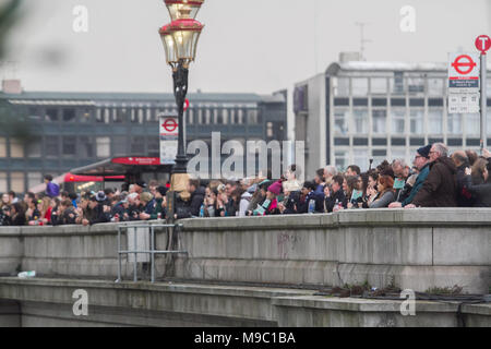 London, Großbritannien. 24. März 2018. Tausende von Zuschauern Linie Putney Bridge Beginn der Universität Boat Race Kredit zu beobachten: Amer ghazzal/Alamy leben Nachrichten Stockfoto