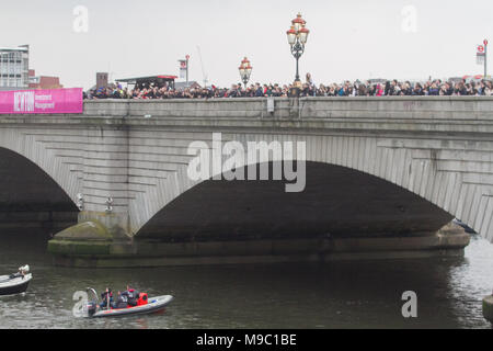 London, Großbritannien. 24. März 2018. Tausende von Zuschauern Linie Putney Bridge Beginn der Universität Boat Race Kredit zu beobachten: Amer ghazzal/Alamy leben Nachrichten Stockfoto