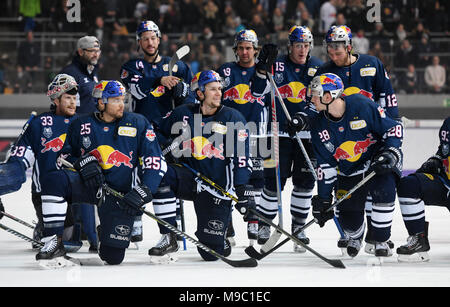 23 März 2018, Deutschland, München: Eishockey: DEL, EHC Red Bull München vs Pinguine Bremerhaven, Meisterschaft, Viertelfinale, Olympic Sports Center. Die Münchner Kader: Torwart Danny aus den Birken (vordere Reihe, von links nach rechts) Kevin Reich, Keith Aulie, Frank Mauer, Steven Pinizzotto (hintere Reihe, von links nach rechts), Jonathan Matsumoto, Jason Jaffray und Mads Christensen für die Fans nach dem Spiel. München gewann 4:1. Foto: Tobias Hase/dpa Stockfoto