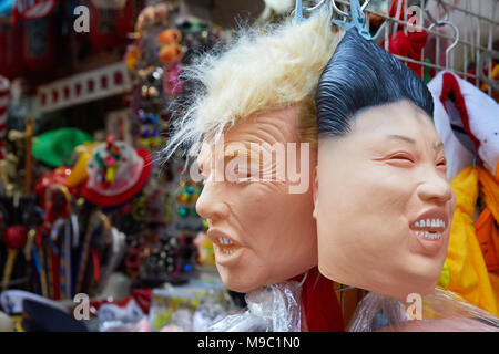19 März 2018, China, Hong Kong: Masken des Donald Trump, Präsident der Vereinigten Staaten (USA, L) und Diktator Kim Jon Un (Nordkorea) hängen zusammen in einem Souvenirshop in der Stanley Street. Foto: Georg Wendt/dpa Stockfoto