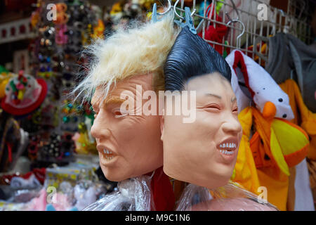 19 März 2018, China, Hong Kong: Masken des Donald Trump, Präsident der Vereinigten Staaten (USA, L) und Diktator Kim Jon Un (Nordkorea) hängen zusammen in einem Souvenirshop in der Stanley Street. Foto: Georg Wendt/dpa Stockfoto