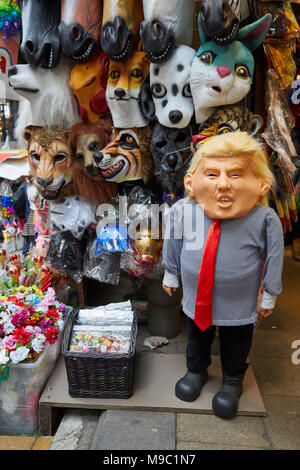 19 März 2018, China, Hong Kong: eine Marionette des Donald Trump, Präsident der Vereinigten Staaten ist in einem Souvenirshop in der Stanley Street. Foto: Georg Wendt/dpa Stockfoto