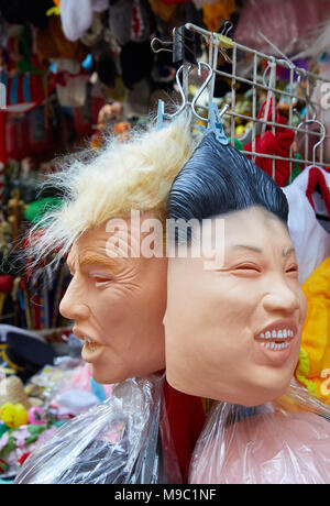 19 März 2018, China, Hong Kong: Masken des Donald Trump, Präsident der Vereinigten Staaten (USA, L) und Diktator Kim Jon Un (Nordkorea) hängen zusammen in einem Souvenirshop in der Stanley Street. Foto: Georg Wendt/dpa Stockfoto