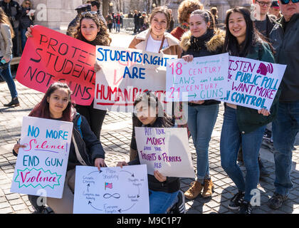 New York, USA. 24. März 2018. Studenten display Anti-gun Zeichen vor der Teilnahme an einem 'March Für Protest unser Leben "anspruchsvolle Gun Control in New York City. Foto von Enrique Ufer/Alamy leben Nachrichten Stockfoto