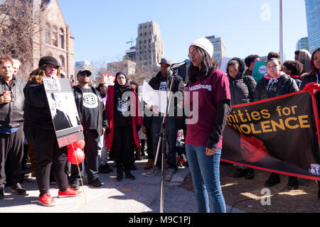 Toronto, Ontario, Kanada. 24. März, 2018. Sarah eine Studentin aus Marjory Stoneman Douglas High School in Florida, USA spricht, die während einer März für unser Leben Rallye in Toronto, Ontario, Kanada, versammelte sich am 24. März 2018. Der Protest Antwort auf die Februar schießen auf Marjory Stoneman Douglas High School in Florida, wo 17 Schüler erschossen wurden. Credit: Mark Spowart/Alamy leben Nachrichten Stockfoto