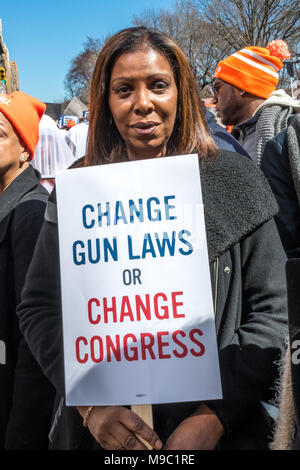 New York, USA. 24. März 2018. New York City's Public Advocate Letitia James nimmt an einem 'March Für anspruchsvolle Gun Control in New York Protest unser Leben'. Foto von Enrique Ufer/Alamy leben Nachrichten Stockfoto