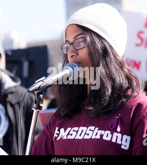 Toronto, Ontario, Kanada. 24. März, 2018. Sarah eine Studentin aus Marjory Stoneman Douglas High School in Florida, USA spricht, die während einer März für unser Leben Rallye in Toronto, Ontario, Kanada, versammelte sich am 24. März 2018. Der Protest Antwort auf die Februar schießen auf Marjory Stoneman Douglas High School in Florida, wo 17 Schüler erschossen wurden. Credit: Mark Spowart/Alamy leben Nachrichten Stockfoto