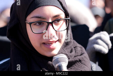 Toronto, Ontario, Kanada. 24. März, 2018. Fatimah Yassin, 17, spricht, die während einer März für unser Leben Rallye in Toronto, Ontario, Kanada, versammelte sich am 24. März 2018. Der Protest wurde in Reaktion auf die Februar schießen auf Marjory Stoneman Douglas High School in Florida, wo 17 Schüler erschossen wurden. Credit: Mark Spowart/Alamy leben Nachrichten Stockfoto