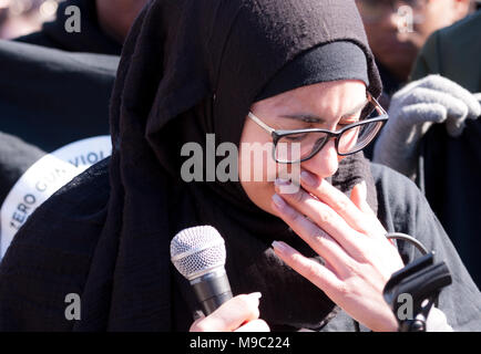 Toronto, Ontario, Kanada. 24. März, 2018. Fatimah Yassin, 17, spricht, die während einer März für unser Leben Rallye in Toronto, Ontario, Kanada, versammelte sich am 24. März 2018. Der Protest wurde in Reaktion auf die Februar schießen auf Marjory Stoneman Douglas High School in Florida, wo 17 Schüler erschossen wurden. Credit: Mark Spowart/Alamy leben Nachrichten Stockfoto