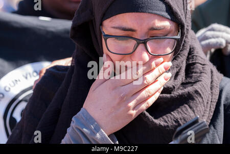 Toronto, Ontario, Kanada. 24. März, 2018. Fatimah Yassin, 17, spricht, die während einer März für unser Leben Rallye in Toronto, Ontario, Kanada, versammelte sich am 24. März 2018. Der Protest wurde in Reaktion auf die Februar schießen auf Marjory Stoneman Douglas High School in Florida, wo 17 Schüler erschossen wurden. Credit: Mark Spowart/Alamy leben Nachrichten Stockfoto