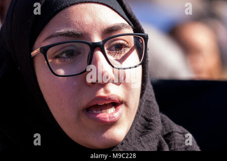 Toronto, Ontario, Kanada. 24. März, 2018. Fatimah Yassin, 17, spricht, die während einer März für unser Leben Rallye in Toronto, Ontario, Kanada, versammelte sich am 24. März 2018. Der Protest wurde in Reaktion auf die Februar schießen auf Marjory Stoneman Douglas High School in Florida, wo 17 Schüler erschossen wurden. Credit: Mark Spowart/Alamy leben Nachrichten Stockfoto