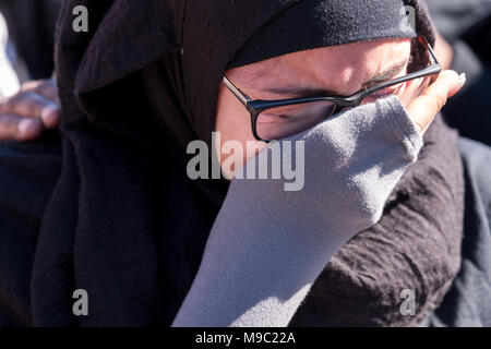 Toronto, Ontario, Kanada. 24. März, 2018. Fatimah Yassin, 17, spricht, die während einer März für unser Leben Rallye in Toronto, Ontario, Kanada, versammelte sich am 24. März 2018. Der Protest wurde in Reaktion auf die Februar schießen auf Marjory Stoneman Douglas High School in Florida, wo 17 Schüler erschossen wurden. Credit: Mark Spowart/Alamy leben Nachrichten Stockfoto