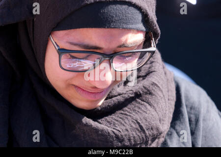 Toronto, Ontario, Kanada. 24. März, 2018. Fatimah Yassin, 17, spricht, die während einer März für unser Leben Rallye in Toronto, Ontario, Kanada, versammelte sich am 24. März 2018. Der Protest wurde in Reaktion auf die Februar schießen auf Marjory Stoneman Douglas High School in Florida, wo 17 Schüler erschossen wurden. Credit: Mark Spowart/Alamy leben Nachrichten Stockfoto