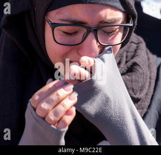 Toronto, Ontario, Kanada. 24. März, 2018. Fatimah Yassin, 17, spricht, die während einer März für unser Leben Rallye in Toronto, Ontario, Kanada, versammelte sich am 24. März 2018. Der Protest wurde in Reaktion auf die Februar schießen auf Marjory Stoneman Douglas High School in Florida, wo 17 Schüler erschossen wurden. Credit: Mark Spowart/Alamy leben Nachrichten Stockfoto