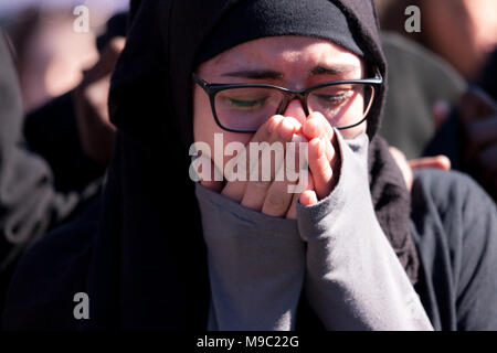 Toronto, Ontario, Kanada. 24. März, 2018. Fatimah Yassin, 17, spricht, die während einer März für unser Leben Rallye in Toronto, Ontario, Kanada, versammelte sich am 24. März 2018. Der Protest wurde in Reaktion auf die Februar schießen auf Marjory Stoneman Douglas High School in Florida, wo 17 Schüler erschossen wurden. Credit: Mark Spowart/Alamy leben Nachrichten Stockfoto