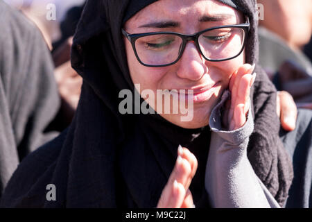 Toronto, Ontario, Kanada. 24. März, 2018. Fatimah Yassin, 17, spricht, die während einer März für unser Leben Rallye in Toronto, Ontario, Kanada, versammelte sich am 24. März 2018. Der Protest wurde in Reaktion auf die Februar schießen auf Marjory Stoneman Douglas High School in Florida, wo 17 Schüler erschossen wurden. Credit: Mark Spowart/Alamy leben Nachrichten Stockfoto