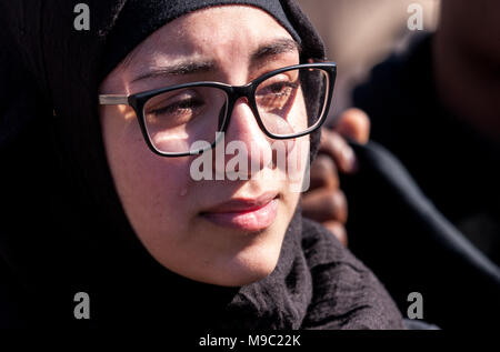 Toronto, Ontario, Kanada. 24. März, 2018. Fatimah Yassin, 17, spricht, die während einer März für unser Leben Rallye in Toronto, Ontario, Kanada, versammelte sich am 24. März 2018. Der Protest wurde in Reaktion auf die Februar schießen auf Marjory Stoneman Douglas High School in Florida, wo 17 Schüler erschossen wurden. Credit: Mark Spowart/Alamy leben Nachrichten Stockfoto