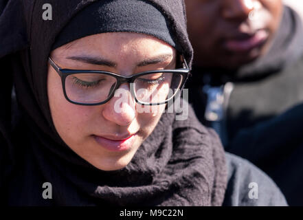 Toronto, Ontario, Kanada. 24. März, 2018. Fatimah Yassin, 17, spricht, die während einer März für unser Leben Rallye in Toronto, Ontario, Kanada, versammelte sich am 24. März 2018. Der Protest wurde in Reaktion auf die Februar schießen auf Marjory Stoneman Douglas High School in Florida, wo 17 Schüler erschossen wurden. Credit: Mark Spowart/Alamy leben Nachrichten Stockfoto