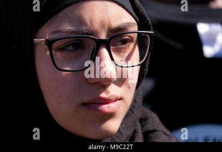 Toronto, Ontario, Kanada. 24. März, 2018. Fatimah Yassin, 17, spricht, die während einer März für unser Leben Rallye in Toronto, Ontario, Kanada, versammelte sich am 24. März 2018. Der Protest wurde in Reaktion auf die Februar schießen auf Marjory Stoneman Douglas High School in Florida, wo 17 Schüler erschossen wurden. Credit: Mark Spowart/Alamy leben Nachrichten Stockfoto