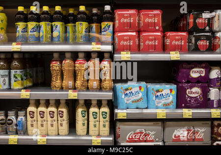 Hong Kong, Kowloon, Hong Kong. 24 Mär, 2018. American Soft drink Marke, Coca-Cola und Nestea, sind für den Verkauf in einem Supermarkt in Hongkong angezeigt. Als US-Präsident Donald Trump die Rechnung der Handel Tarif gegen die chinesischen Einfuhren in die USA zu erhöhen. China reagiert durch zunehmenden Handel Tarif der amerikanischen Produkt nach China importiert. Credit: Miguel Candela/SOPA Images/ZUMA Draht/Alamy leben Nachrichten Stockfoto