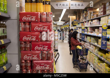 Hong Kong, Kowloon, Hong Kong. 24 Mär, 2018. Coca-Cola American Soft drink sind für den Verkauf in einem Supermarkt in Hongkong angezeigt. Als US-Präsident Donald Trump die Rechnung der Handel Tarif gegen die chinesischen Einfuhren in die USA zu erhöhen. China reagiert durch zunehmenden Handel Tarif der amerikanischen Produkt nach China importiert. Credit: Miguel Candela/SOPA Images/ZUMA Draht/Alamy leben Nachrichten Stockfoto