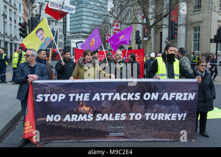 London, UK, 24. März 2018. Memorial Demonstration zu Anna Campbell. Kurden und Unterstützer marschierten von Marble Arch, dem Parlament Platz für einen türkischen Truppen in Brand der Körper der britische Frau Anna Campbell und andere von afrin durch Ihre trauernden Familien, die abgerufen werden, damit aufhören. Anna zusammen mit anderen YPJ Kämpfer war von einem türkischen Luftangriff am 15. März in Afrin, nördliches Syrien getötet. Zusammen mit anderen internationalen Freiwilligen trat sie dem Kurdischen YPG zu bekämpfen ist. Anna war die erste britische Frau durch die türkischen Streitkräfte getötet worden zu sein. Quelle: Steve Bell/Alamy leben Nachrichten Stockfoto