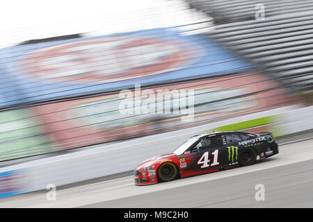 Martinsville, Virginia, USA. 24 Mär, 2018. März 24, 2018 - Martinsville, Virginia, USA: Kurt Busch (41) bringt sein Auto durch die Kurven, während der Praxis für die STP 500 bei Martinsville Speedway in Martinsville, Virginia. Quelle: Chris Owens Asp Inc/ASP/ZUMA Draht/Alamy leben Nachrichten Stockfoto