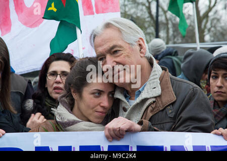 London, UK, 24. März 2018. Memorial Demonstration zu Anna Campbell. Kurden und Unterstützer marschierten von Marble Arch, dem Parlament Platz für einen türkischen Truppen in Brand der Körper der britische Frau Anna Campbell und andere von afrin durch Ihre trauernden Familien, die abgerufen werden, damit aufhören. Anna zusammen mit anderen YPJ Kämpfer war von einem türkischen Luftangriff am 15. März in Afrin, nördliches Syrien getötet. Zusammen mit anderen internationalen Freiwilligen trat sie dem Kurdischen YPG zu bekämpfen ist. Anna war die erste britische Frau durch die türkischen Streitkräfte getötet worden zu sein. Quelle: Steve Bell/Alamy leben Nachrichten Stockfoto