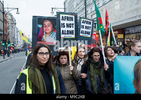 London, UK, 24. März 2018. Memorial Demonstration zu Anna Campbell. Kurden und Unterstützer marschierten von Marble Arch, dem Parlament Platz für einen türkischen Truppen in Brand der Körper der britische Frau Anna Campbell und andere von afrin durch Ihre trauernden Familien, die abgerufen werden, damit aufhören. Anna zusammen mit anderen YPJ Kämpfer war von einem türkischen Luftangriff am 15. März in Afrin, nördliches Syrien getötet. Zusammen mit anderen internationalen Freiwilligen trat sie dem Kurdischen YPG zu bekämpfen ist. Anna war die erste britische Frau durch die türkischen Streitkräfte getötet worden zu sein. Quelle: Steve Bell/Alamy leben Nachrichten Stockfoto