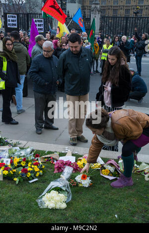 London, UK, 24. März 2018. Memorial Demonstration zu Anna Campbell. Kurden und Unterstützer marschierten von Marble Arch, dem Parlament Platz für einen türkischen Truppen in Brand der Körper der britische Frau Anna Campbell und andere von afrin durch Ihre trauernden Familien, die abgerufen werden, damit aufhören. Anna zusammen mit anderen YPJ Kämpfer war von einem türkischen Luftangriff am 15. März in Afrin, nördliches Syrien getötet. Zusammen mit anderen internationalen Freiwilligen trat sie dem Kurdischen YPG zu bekämpfen ist. Anna war die erste britische Frau durch die türkischen Streitkräfte getötet worden zu sein. Quelle: Steve Bell/Alamy leben Nachrichten Stockfoto