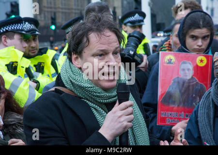 London, UK, 24. März 2018. Memorial Demonstration zu Anna Campbell. Kurden und Unterstützer marschierten von Marble Arch, dem Parlament Platz für einen türkischen Truppen in Brand der Körper der britische Frau Anna Campbell und andere von afrin durch Ihre trauernden Familien, die abgerufen werden, damit aufhören. Anna zusammen mit anderen YPJ Kämpfer war von einem türkischen Luftangriff am 15. März in Afrin, nördliches Syrien getötet. Zusammen mit anderen internationalen Freiwilligen trat sie dem Kurdischen YPG zu bekämpfen ist. Anna war die erste britische Frau durch die türkischen Streitkräfte getötet worden zu sein. Quelle: Steve Bell/Alamy leben Nachrichten Stockfoto