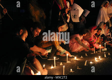 Islamabad, Pakistan. 24 Mär, 2018. Menschen Kerzen während des jährlichen Earth Hour Veranstaltung in Islamabad, der Hauptstadt von Pakistan, am 24. März 2018. Credit: Ahmad Kamal/Xinhua/Alamy leben Nachrichten Stockfoto