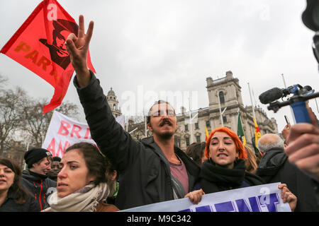 24. März, 2018. Anna Campbells Familie. Demonstration gegen die Türkischen Streitkräfte und Dschihadisten und der Invasion der überwiegend kurdischen Afrin Region in Syrien und den Körper von Anna Campbell zu bringen. Der Protest trifft bei Marble Arch vor marschieren Parliament Square. Penelope Barritt/Alamy leben Nachrichten Stockfoto