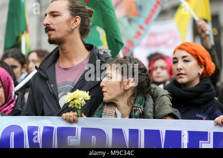 24. März, 2018. Anna Campbells Familie. Demonstration gegen die Türkischen Streitkräfte und Dschihadisten und der Invasion der überwiegend kurdischen Afrin Region in Syrien und den Körper von Anna Campbell zu bringen. Der Protest trifft bei Marble Arch vor marschieren Parliament Square. Penelope Barritt/Alamy leben Nachrichten Stockfoto