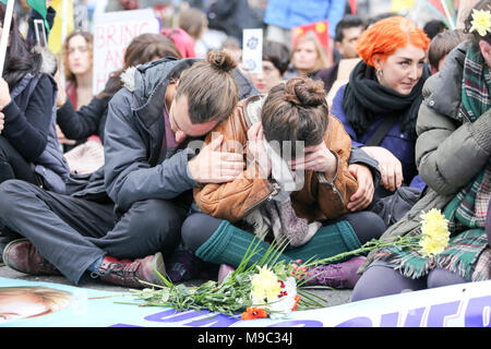 24. März, 2018. Anna Campbells Familie. Demonstration gegen die Türkischen Streitkräfte und Dschihadisten und der Invasion der überwiegend kurdischen Afrin Region in Syrien und den Körper von Anna Campbell zu bringen. Der Protest trifft bei Marble Arch vor marschieren Parliament Square. Penelope Barritt/Alamy leben Nachrichten Stockfoto