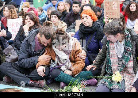 24. März, 2018. Anna Campbells Familie. Demonstration gegen die Türkischen Streitkräfte und Dschihadisten und der Invasion der überwiegend kurdischen Afrin Region in Syrien und den Körper von Anna Campbell zu bringen. Der Protest trifft bei Marble Arch vor marschieren Parliament Square. Penelope Barritt/Alamy leben Nachrichten Stockfoto