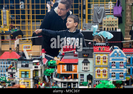 (180324) - Sveti Ivan ZELINA (Kroatien), 24. März 2018 (Xinhua) - Besucher Blick auf LEGO Modelle auf der Internationalen Lego Übereinkommen in Sveti Ivan Zelina, Kroatien, am 24. März 2018. (Xinhua / Davor Puklavec) Stockfoto