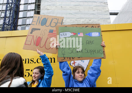 London, UK, 24. März, 2018. März für unser Leben. Amnesty International UK Protest an der Amerikanischen Botschaft über Waffenbesitz in den USA und der Schule schießen in Parkland, Florida. Penelope Barritt/Alamy leben Nachrichten Stockfoto