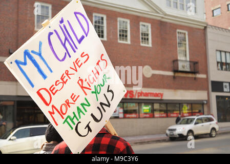 Portland, ME - März 24, 2018: Nationale Schule Arbeitsniederlegung Student Protester Holding unterzeichnen, am 24. März 2018 in Portland ME Credit: Enrico Della Pietra/Alamy leben Nachrichten Stockfoto