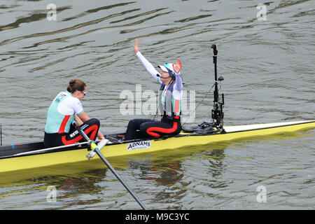 London, UK, 24. März 2018. Sophie Shapter, Cambridge Cox (GBR, St Catharine's) feiern ihren Gewinn nur nach dem Überqueren der Ziellinie in der Cancer Research UK Frauen Boat Race. Das rudergerät zu Ihrer Linken ist Olivia Coffey (USA, Homerton) der Cambridge boot Schlaganfall. Quelle: Michael Preston/Alamy leben Nachrichten Stockfoto