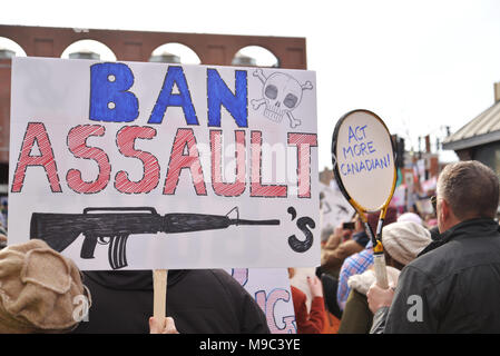 Portland, ME - März 24, 2018: Nationale Schule Arbeitsniederlegung Student Protester Holding unterzeichnen, am 24. März 2018 in Portland ME Credit: Enrico Della Pietra/Alamy leben Nachrichten Stockfoto