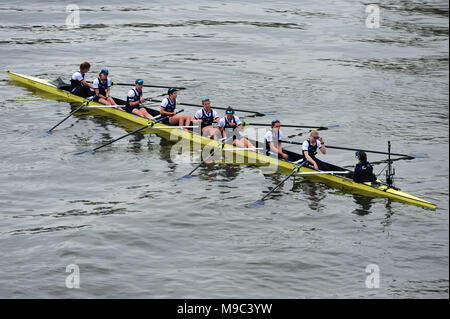 London, UK, 24. März 2018. Die Oxford crew erschöpft und verzweifelt auf der Suche nach der Linie durch die Cambridge Boot geschlagen wurde. L bis R: Bogen - Renée Koolschijn (NED, keble), Katherine Erickson (USA, Wolfson), Juliette Perry (GBR, Somerville), Alice Roberts (GBR, St. Edmund Hall), Morgan McGovern (USA, St. Catherine's College), Sara Kushma (USA/GBR, Christ Church), Abigail Killen (GBR, Hl. Kreuz), Schlaganfall - Beth Bridgman (GBR, St Hugh's College), Cox-Jessica Buck (AUS, Green Templeton). Die Regatta ist eine jährliche rudern Rennen zwischen Universitäten von Oxford und Cambridge und findet alljährlich am Stockfoto