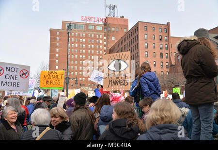 Portland, ME - März 24, 2018: Nationale Schule Arbeitsniederlegung Student Protester Holding unterzeichnen, am 24. März 2018 in Portland ME Credit: Enrico Della Pietra/Alamy leben Nachrichten Stockfoto