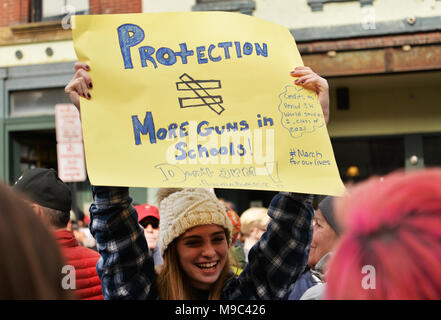 Portland, ME - März 24, 2018: Nationale Schule Arbeitsniederlegung Student Protester Holding unterzeichnen, am 24. März 2018 in Portland ME Credit: Enrico Della Pietra/Alamy leben Nachrichten Stockfoto