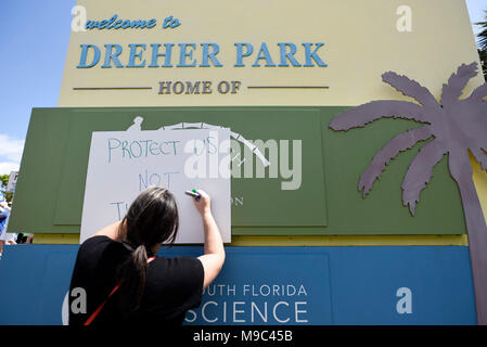 West Palm Beach, Florida, USA. 24 Mär, 2018. Sabria Lewis, 31, von Delray Beach, schreibt'' schützen uns nicht Gewehren,'' auf einem Schild im März für unser Leben Demonstration in West Palm Beach, Fla., am Samstag, 24. März 2018. "Ich denke, ändern muss geschehen", sagte Lewis. Hunderte von Palm Beach County Bewohner stellte sich heraus, gegen Waffengewalt zu protestieren, demonstrierten etwa eine Meile von Dreher Park an der südlichen Boulevard Brücke an der Ecke von South Flagler Drive und südlichen Boulevard. Quelle: Andres Leiva/der Palm Beach Post/ZUMA Draht/Alamy leben Nachrichten Stockfoto