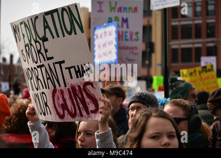 Portland, ME - März 24, 2018: Nationale Schule Arbeitsniederlegung Student Protester Holding unterzeichnen, am 24. März 2018 in Portland ME Credit: Enrico Della Pietra/Alamy leben Nachrichten Stockfoto