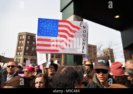 Portland, ME - März 24, 2018: Nationale Schule Arbeitsniederlegung Student Protester Holding unterzeichnen, am 24. März 2018 in Portland ME Credit: Enrico Della Pietra/Alamy leben Nachrichten Stockfoto